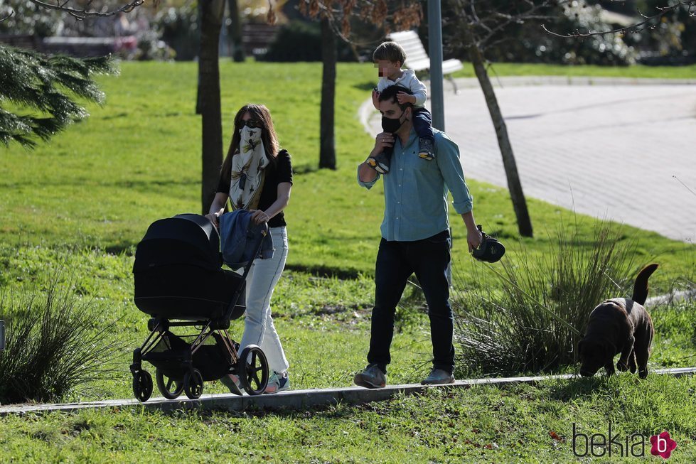 Isabel Jiménez con su marido y con sus dos hijos en el parque