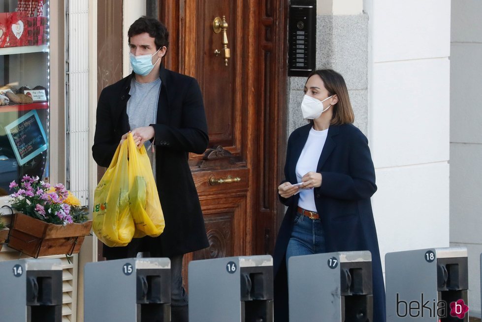 Tamara Falcó e Íñigo Onieva tras hacer juntos unas compras