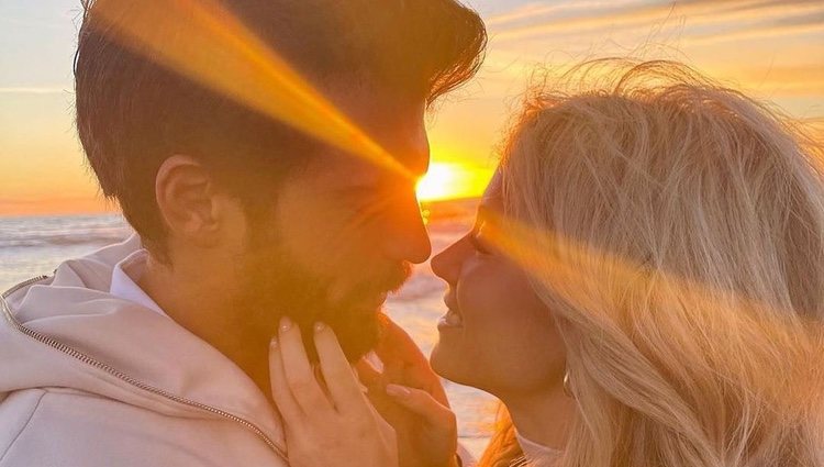 Can Yaman con Diletta Leotta durante una puesta de sol