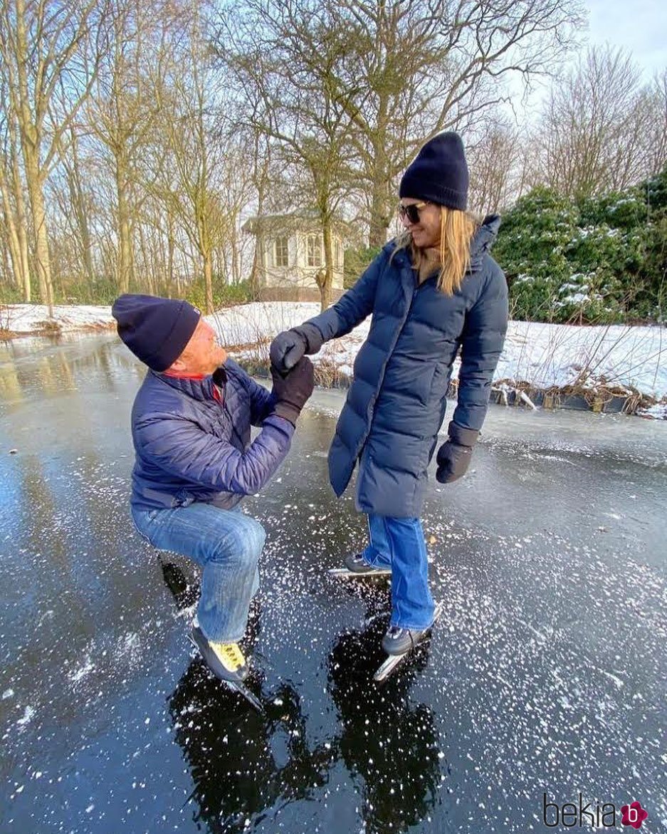 Guillermo Alejandro de Holanda se arrodilla ante Máxima de Holanda para recordar su pedida de mano