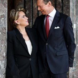 Enrique y María Teresa de Luxemburgo se miran enamorados en su 40 aniversario de boda