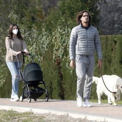 Feliciano López y Sandra Gago dando un paseo con su hijo y su mascota