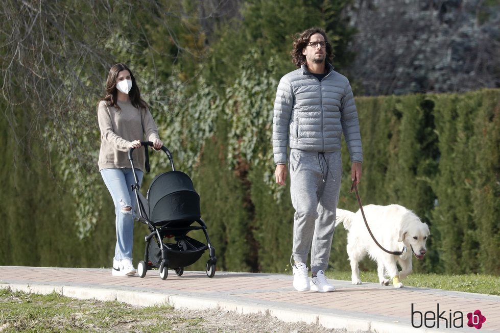 Feliciano López y Sandra Gago dando un paseo con su hijo y su mascota