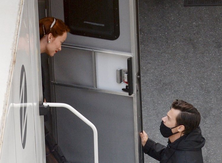 Harry Styles saludando a Olivia Wilde en el set de rodaje de 'Don't Worry Darling'