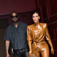 Kanye West y Kim Kardashian en la Semana de la Moda de París en febrero de 2020