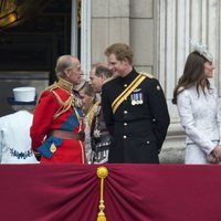 El Duque de Edimburgo y el Príncipe Harry junto al Príncipe Guillermo y Kate Middleton en Trooping the Colour 2014