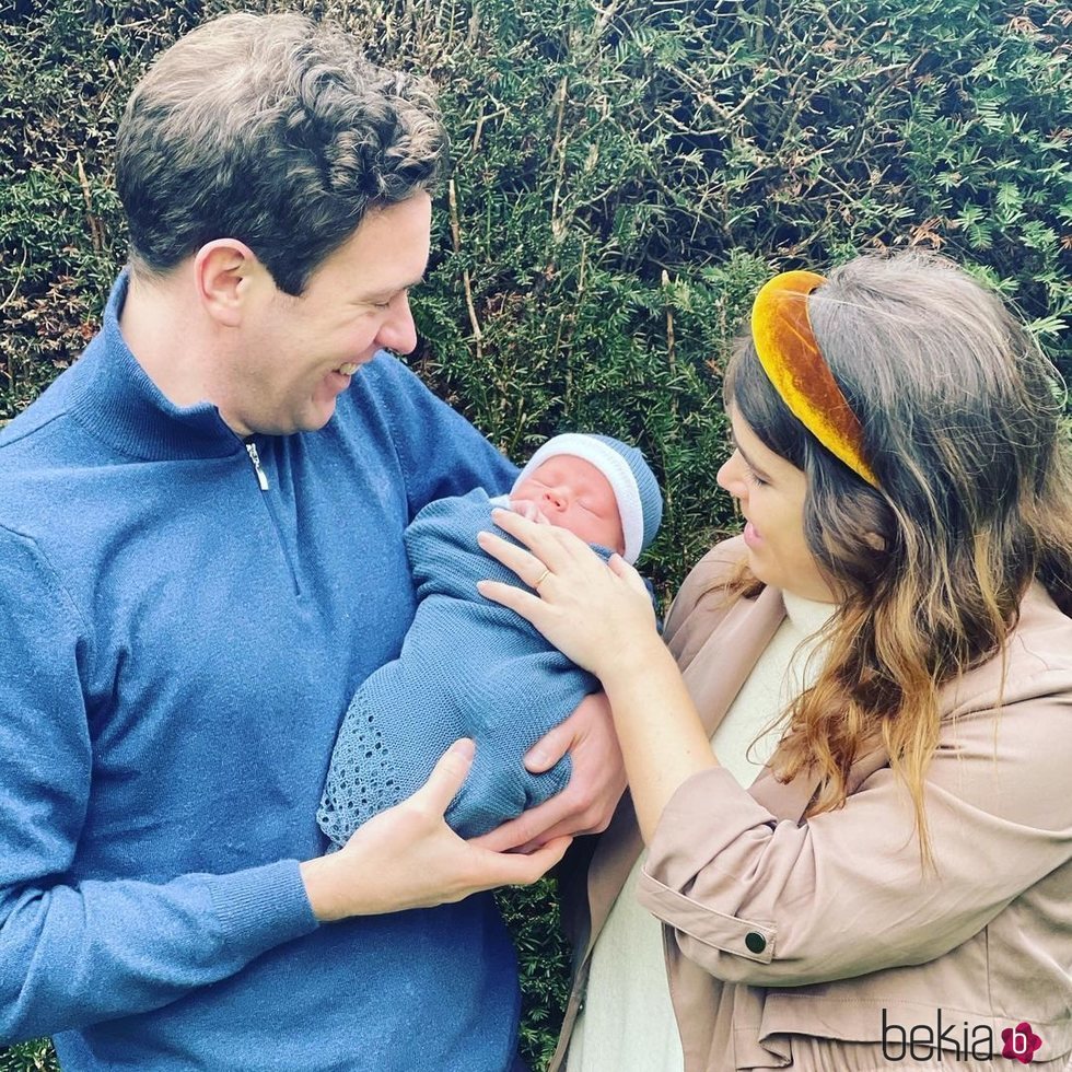 Eugenia de York y Jack Brooksbank miran a su hijo August en su presentación