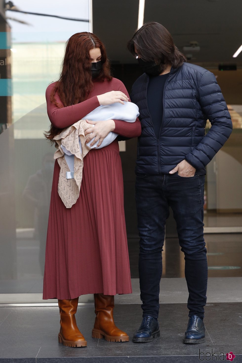 Joaquín Cortés y Mónica Moreno presentando a su segundo hijo