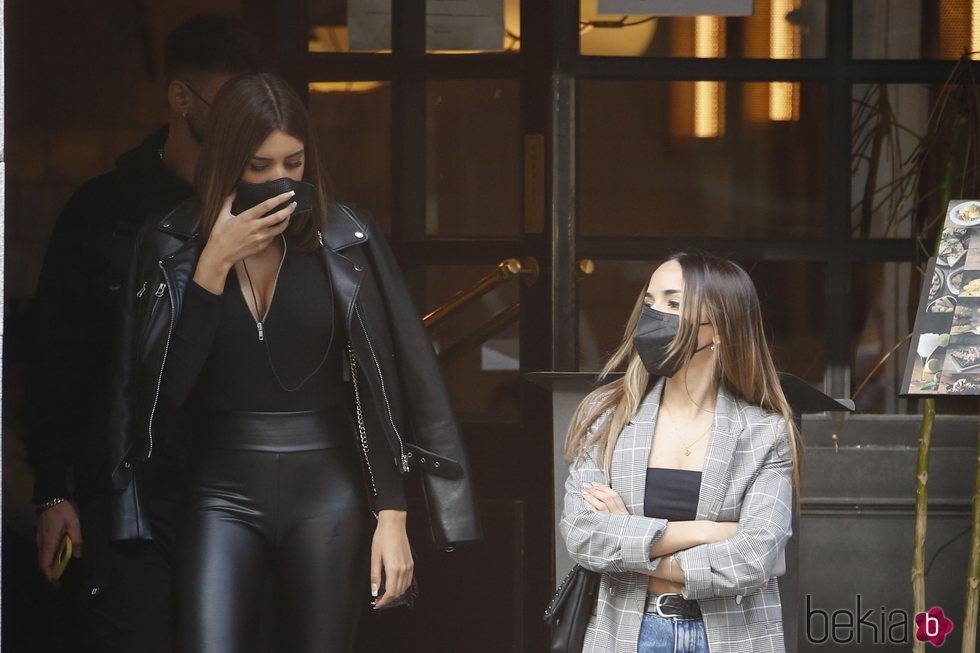 Lucía, Marina e Isaac ('La isla de las tentaciones 3') saliendo de un restaurante en Madrid