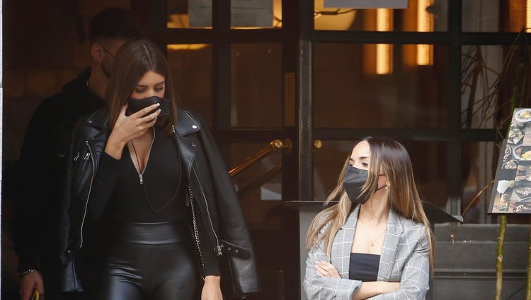 Lucía, Marina e Isaac ('La isla de las tentaciones 3') saliendo de un restaurante en Madrid