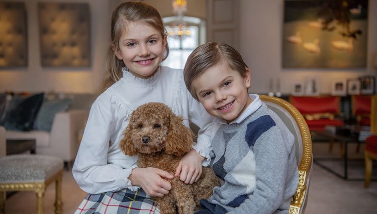 Estela de Suecia con su hermano Oscar de Suecia y su perro Rio en su 9 cumpleaños