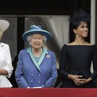 El Príncipe Harry y Meghan Markle muestran su complicidad frente a la Reina Isabel en el centenario de la RAF