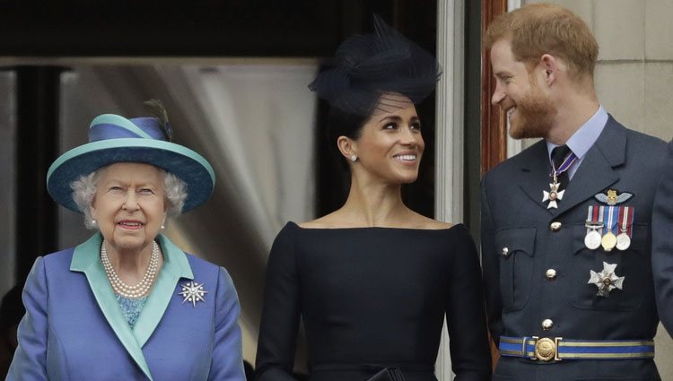 El Príncipe Harry y Meghan Markle muestran su complicidad frente a la Reina Isabel en el centenario de la RAF