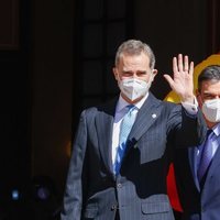 El Rey Felipe saludando junto a Pedro Sánchez en el acto por el 40 aniversario del 23F