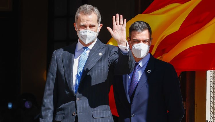 El Rey Felipe saludando junto a Pedro Sánchez en el acto por el 40 aniversario del 23F