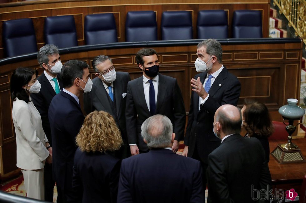 El Rey Felipe habla con representantes de los poderes del Estado y los padres de la Constitución en el 40 aniversario del 23F