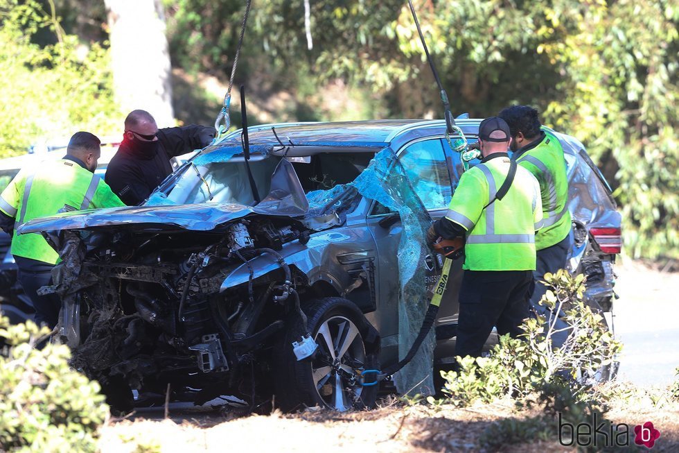 La Policía retire el coche de Tiger Woods tras el accidente