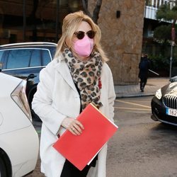 Lydia Lozano llegando al hospital para la intervención de cervicales