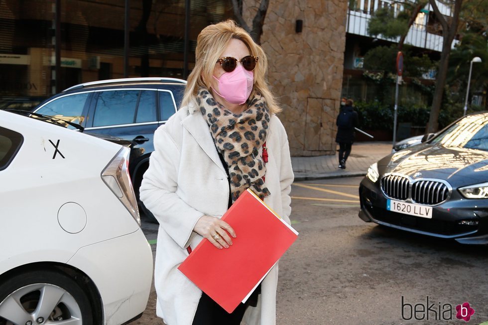 Lydia Lozano llegando al hospital para la intervención de cervicales