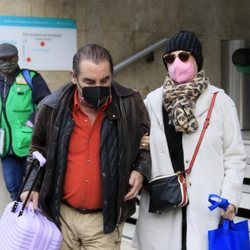 Lydia Lozano y su marido Charly tras recibir el alta hospitalaria