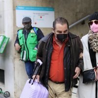 Lydia Lozano y su marido Charly tras recibir el alta hospitalaria