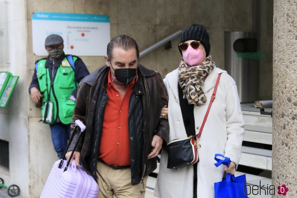 Lydia Lozano y su marido Charly tras recibir el alta hospitalaria