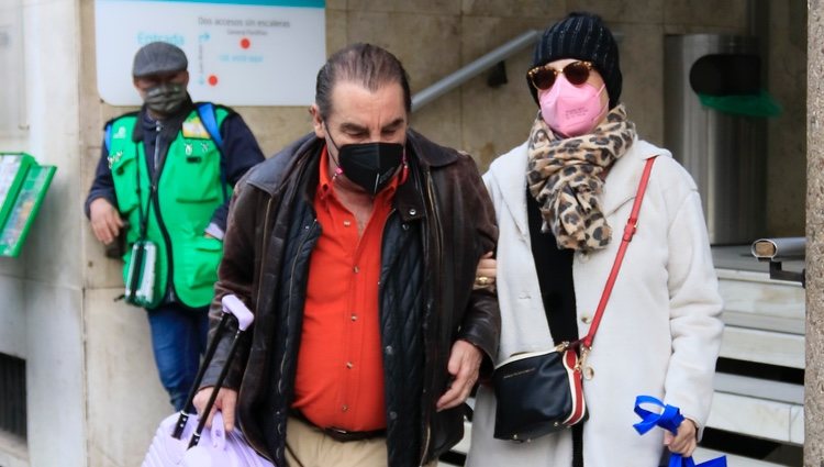 Lydia Lozano y su marido Charly tras recibir el alta hospitalaria