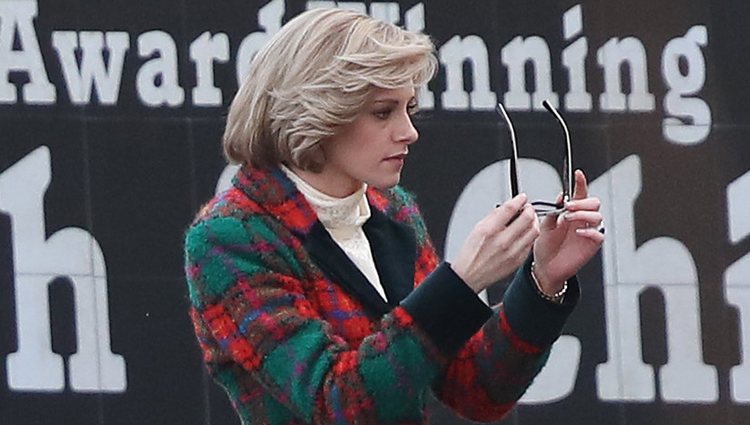 Kristen Stewart caracterizada como Lady Di durante el rodaje de 'Spencer