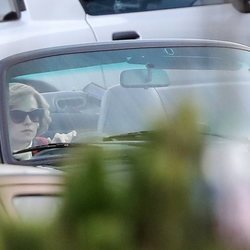 Kristen Stewart caracterizada como Lady Di conduciendo durante el rodaje de 'Spencer