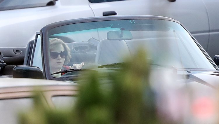 Kristen Stewart caracterizada como Lady Di conduciendo durante el rodaje de 'Spencer