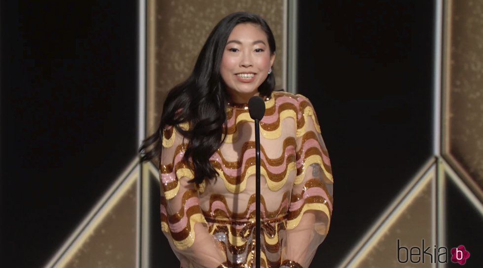 Awkwafina en los Globos de Oro 2021