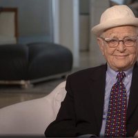 Norman Lear en los Globos de Oro 2021