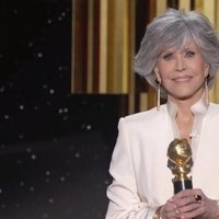 Jane Fonda con su premio Cecil B. DeMille en los Globos de Oro 2021