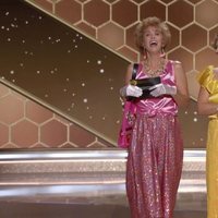 Kristen Wiig y Annie Mumolo caracterizadas como 'Barb & Star' en los Globos de Oro 2021