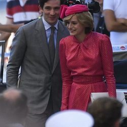 Emma Corrin y Josh O'Connor en la grabación de la cuarta temporada de 'The Crown'