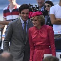 Emma Corrin y Josh O'Connor en la grabación de la cuarta temporada de 'The Crown'