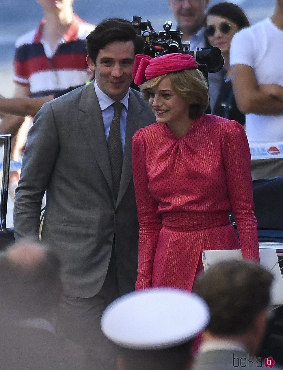 Emma Corrin y Josh O'Connor en la grabación de la cuarta temporada de 'The Crown'