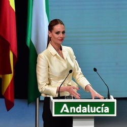 Eva González haciendo entrega de las Medallas de Andalucía 2021