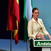 Eva González haciendo entrega de las Medallas de Andalucía 2021