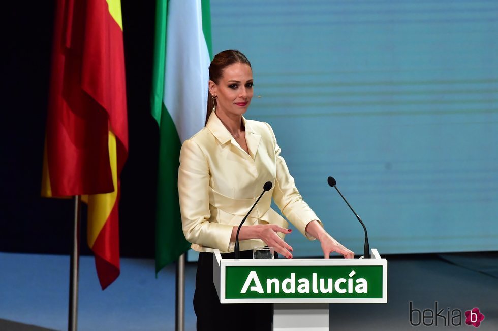 Eva González haciendo entrega de las Medallas de Andalucía 2021