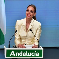 Eva González, con lágrimas en los ojos en la entrega de las Medallas de Andalucía 2021