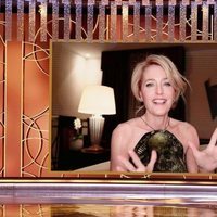 Gillian Anderson en los Globos de Oro 2021