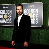 Justin Theroux en la alfombra roja de los Globos de Oro 2021