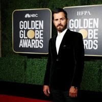 Justin Theroux en la alfombra roja de los Globos de Oro 2021