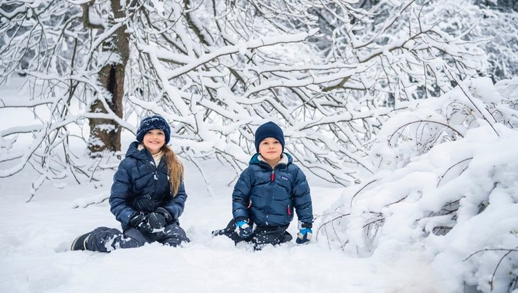 Estela y Oscar de Suecia posan en la nieve