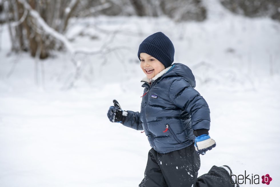 Oscar de Suecia se divierte en la nieve