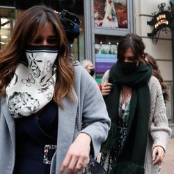 Isabel Jiménez y Sara Carbonero a la salida de un restaurante