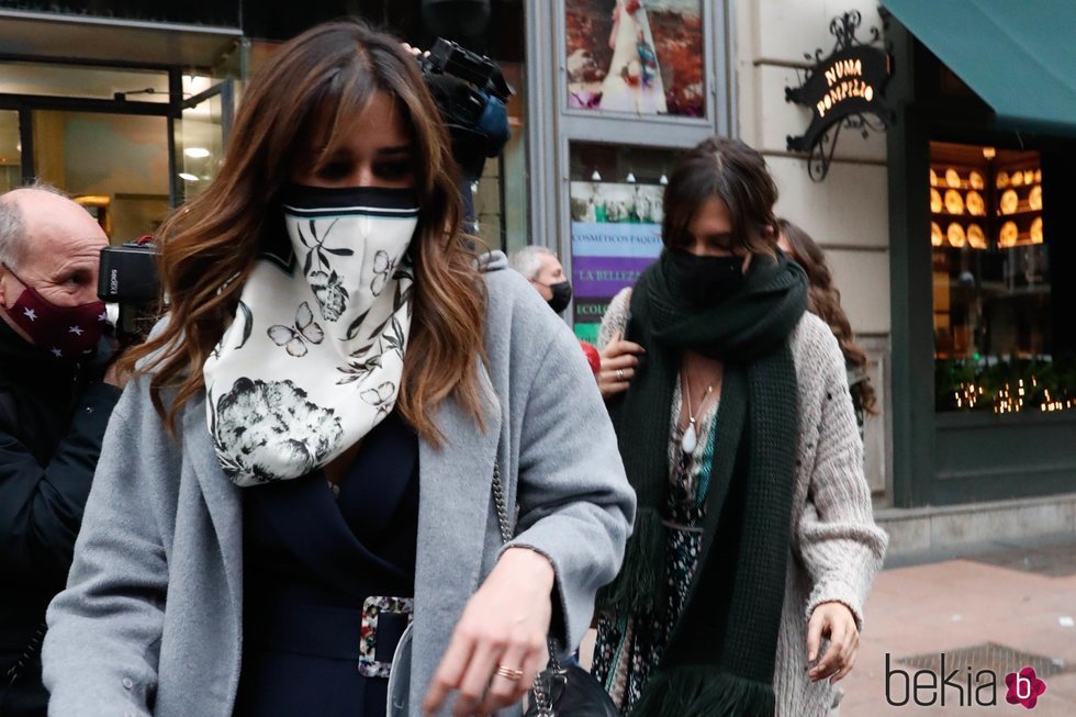 Isabel Jiménez y Sara Carbonero a la salida de un restaurante