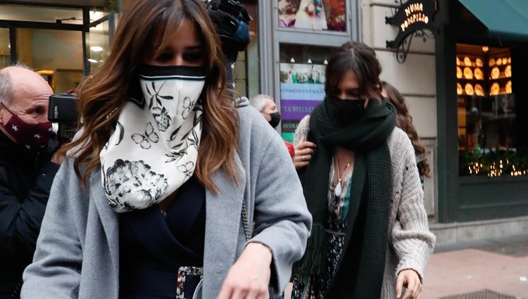 Isabel Jiménez y Sara Carbonero a la salida de un restaurante