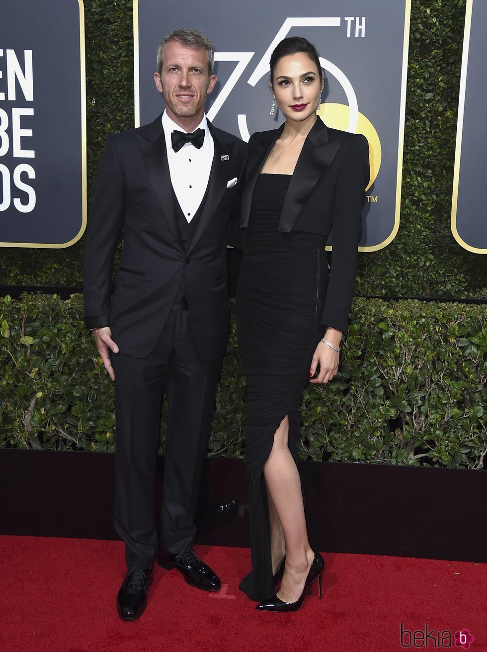 Gal Gadot y Yaron Versano en los Globos de Oro 2018